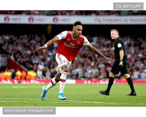 特写：36岁奥巴梅杨逆转绝杀后，跪地滑行接受主场欢呼